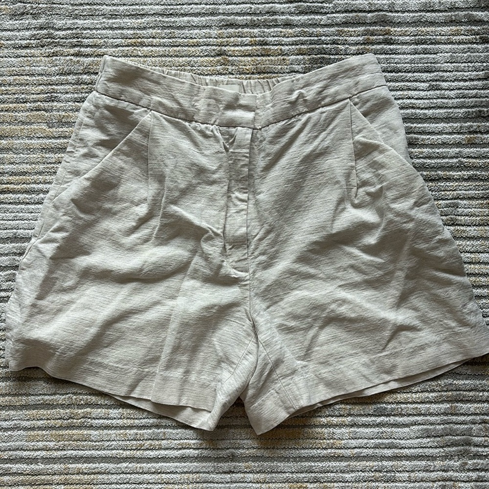 Light cream, linen short. Wilfred, size 10.